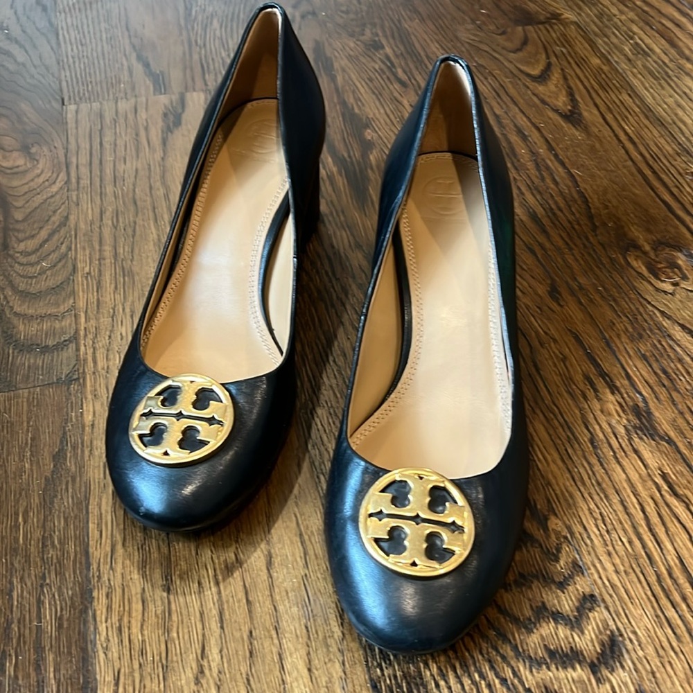Tory Burch Signature Logo Leather Pumps in black, size 10